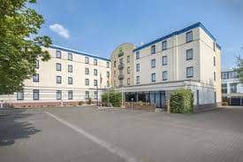Super 8 by Wyndham Louisville Airport - Image 1 of 2