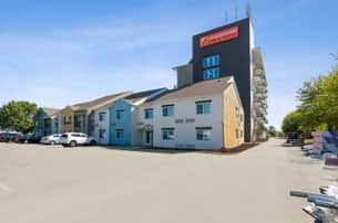 Orangewood Inn and Suites MCI - Image 2 of 4