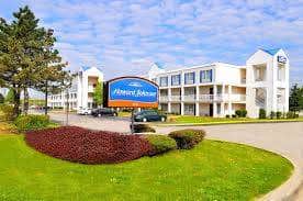 Parking atHoward Johnson Cleveland Airport Hotel near